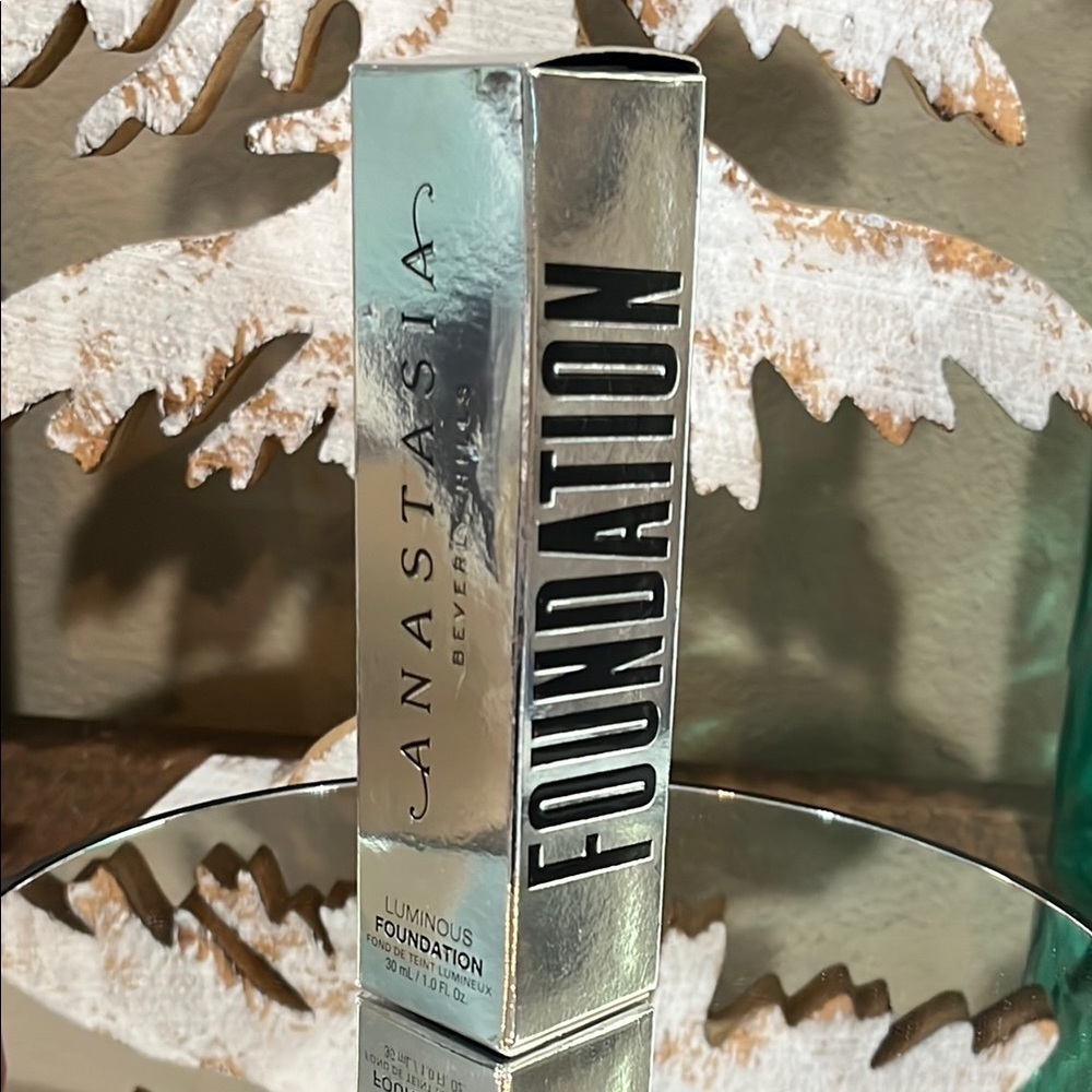 Anastasia Luminous Foundation in shade 365C, new!